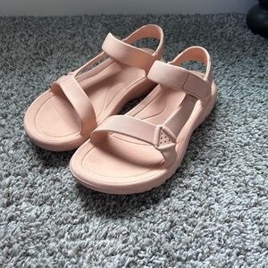 Women’s Teva Hurricane Drift sandals in EUC